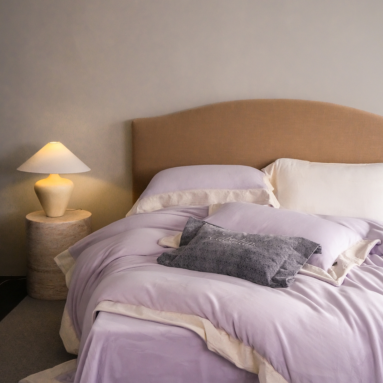 91家纺网 家纺一手货源 找家纺 卡巴伦家纺 2025新款280克全消光绣花拼边四件套-赫莲娜（会员：-30元 控价：458元） 赫莲娜-温柔紫