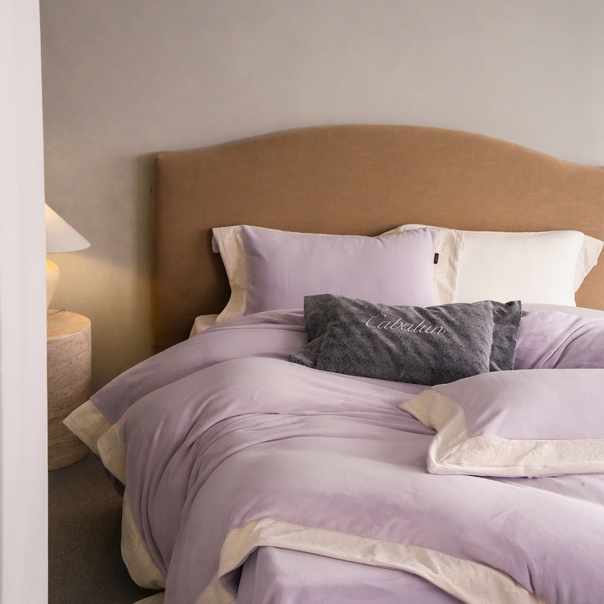 91家纺网 家纺一手货源 找家纺 卡巴伦家纺 2025新款280克全消光绣花拼边四件套-赫莲娜（会员：-30元 控价：458元） 赫莲娜-温柔紫