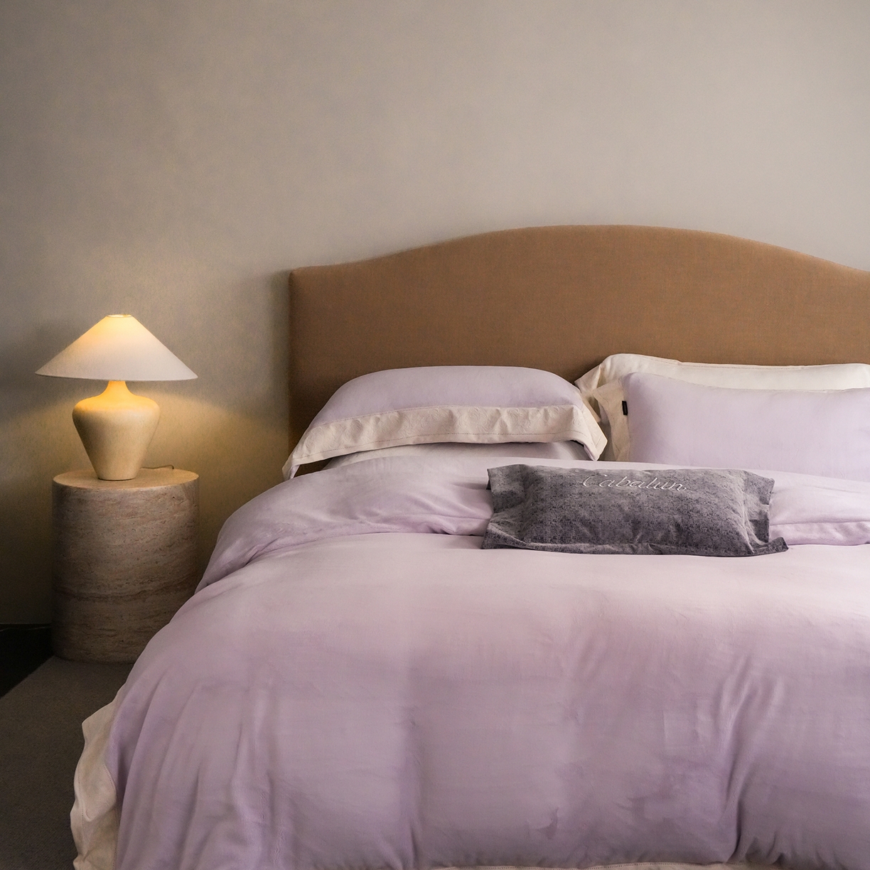 91家纺网 家纺一手货源 找家纺 卡巴伦家纺 2025新款280克全消光绣花拼边四件套-赫莲娜（会员：-30元 控价：458元） 赫莲娜-温柔紫