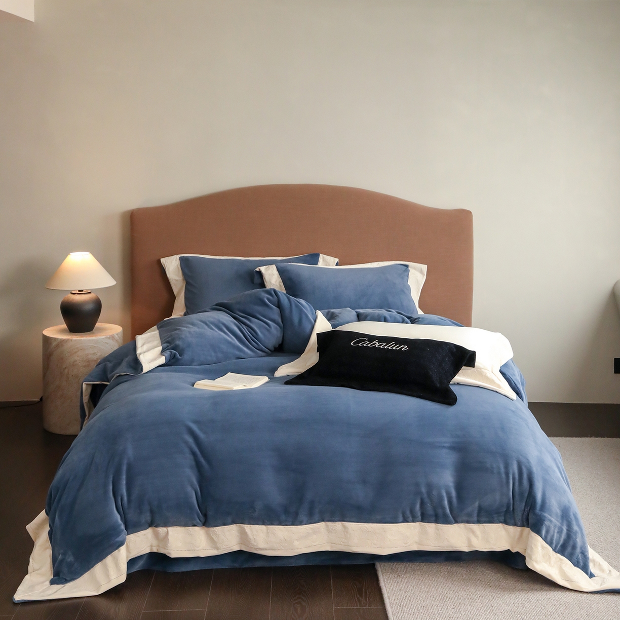 卡巴伦家纺 2025新款280克全消光绣花拼边四件套-赫莲娜（会员：-30元 控价：458元） 赫莲娜-尼罗蓝