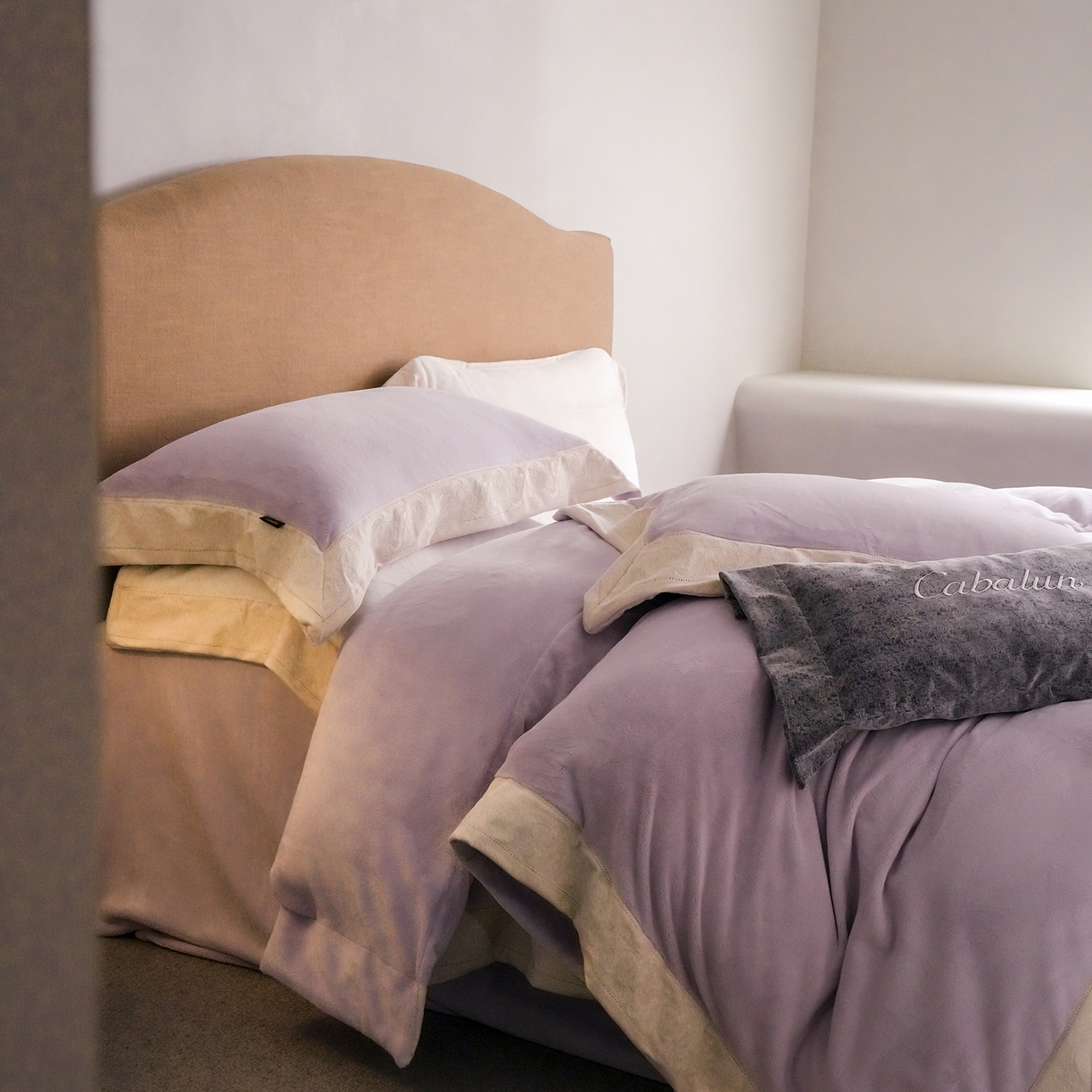 91家纺网 家纺一手货源 找家纺 卡巴伦家纺 2025新款280克全消光绣花拼边四件套-赫莲娜（会员：-30元 控价：458元） 赫莲娜-温柔紫