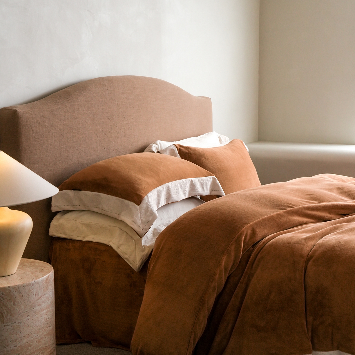 91家纺网 家纺一手货源 找家纺 卡巴伦家纺 2025新款280克全消光绣花拼边四件套-赫莲娜（会员：-30元 控价：458元） 赫莲娜-火山咖