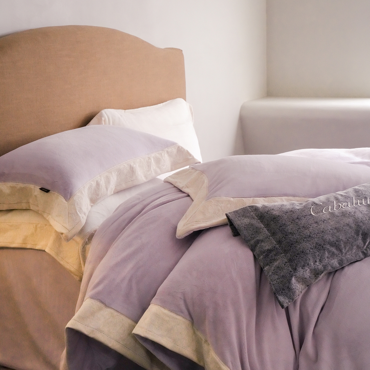 91家纺网 家纺一手货源 找家纺 卡巴伦家纺 2025新款280克全消光绣花拼边四件套-赫莲娜（会员：-30元 控价：458元） 赫莲娜-温柔紫