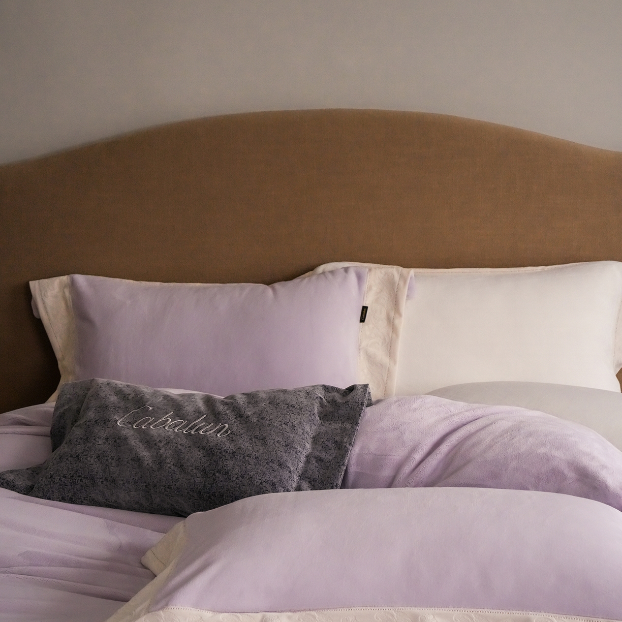 91家纺网 家纺一手货源 找家纺 卡巴伦家纺 2025新款280克全消光绣花拼边四件套-赫莲娜（会员：-30元 控价：458元） 赫莲娜-温柔紫