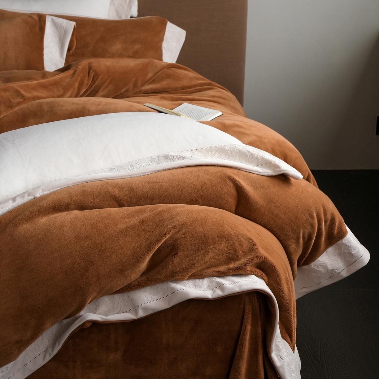 91家纺网 家纺一手货源 找家纺 卡巴伦家纺 2025新款280克全消光绣花拼边四件套-赫莲娜（会员：-30元 控价：458元） 赫莲娜-火山咖