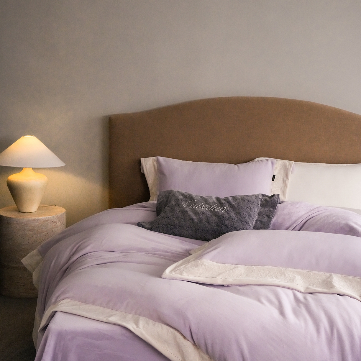 91家纺网 家纺一手货源 找家纺 卡巴伦家纺 2025新款280克全消光绣花拼边四件套-赫莲娜（会员：-30元 控价：458元） 赫莲娜-温柔紫