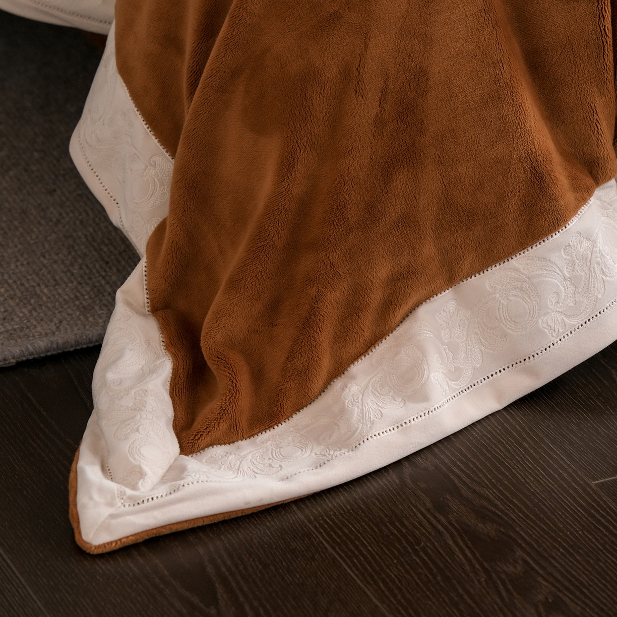 91家纺网 家纺一手货源 找家纺 卡巴伦家纺 2025新款280克全消光绣花拼边四件套-赫莲娜（会员：-30元 控价：458元） 赫莲娜-火山咖