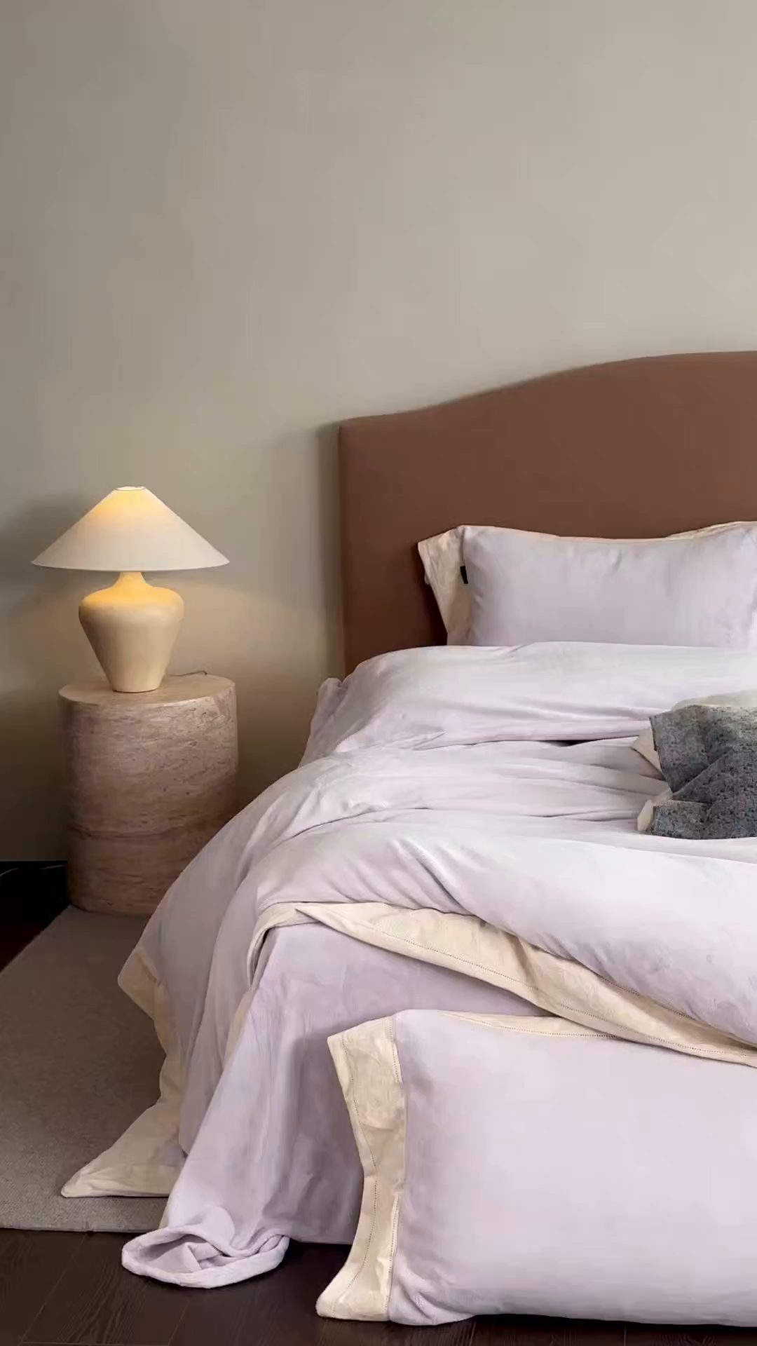 91家纺网 家纺一手货源 找家纺 卡巴伦家纺 2025新款280克全消光绣花拼边四件套-赫莲娜（会员：-30元 控价：458元） 赫莲娜-温柔紫