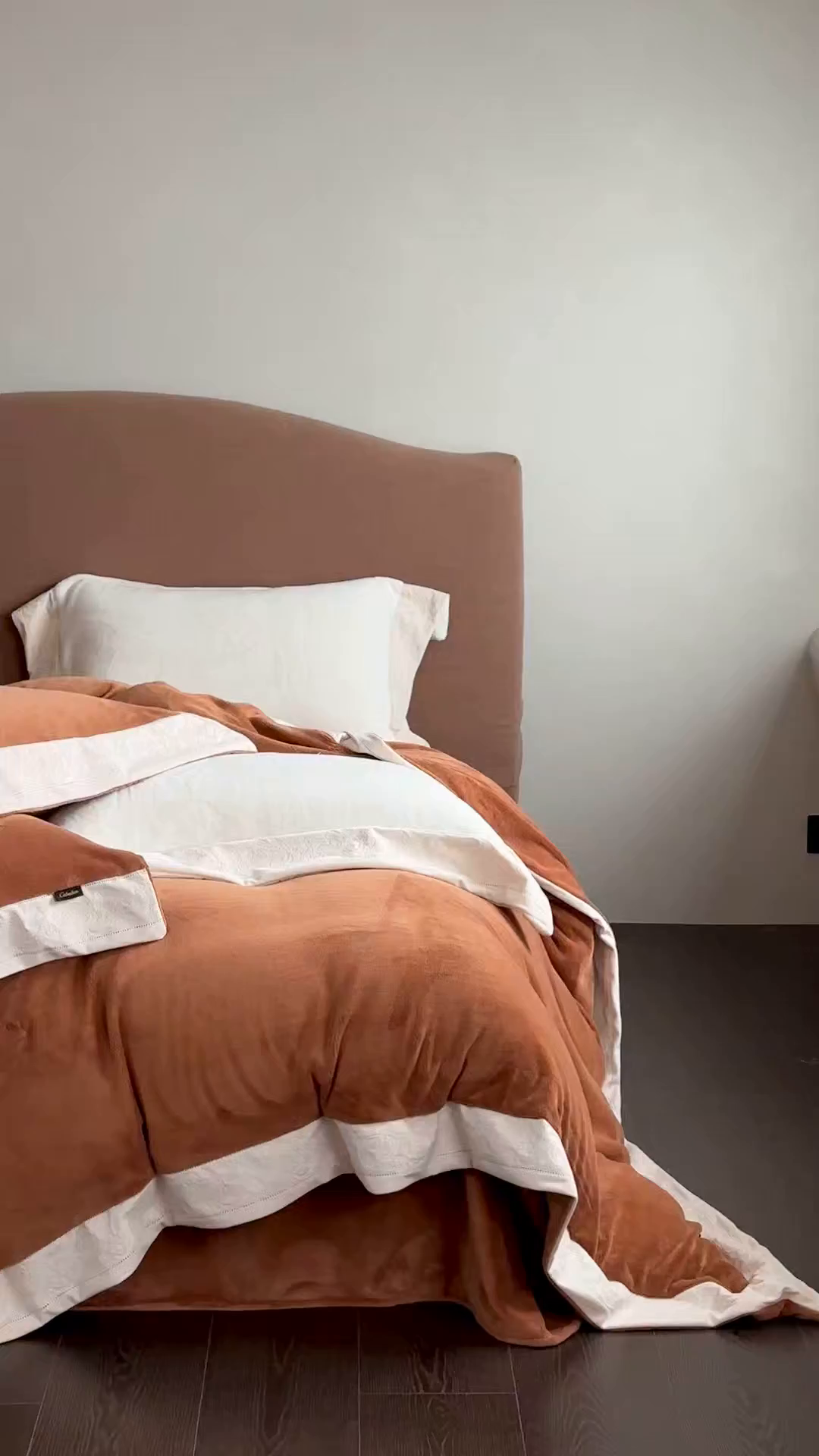 91家纺网 家纺一手货源 找家纺 卡巴伦家纺 2025新款280克全消光绣花拼边四件套-赫莲娜（会员：-30元 控价：458元） 赫莲娜-火山咖