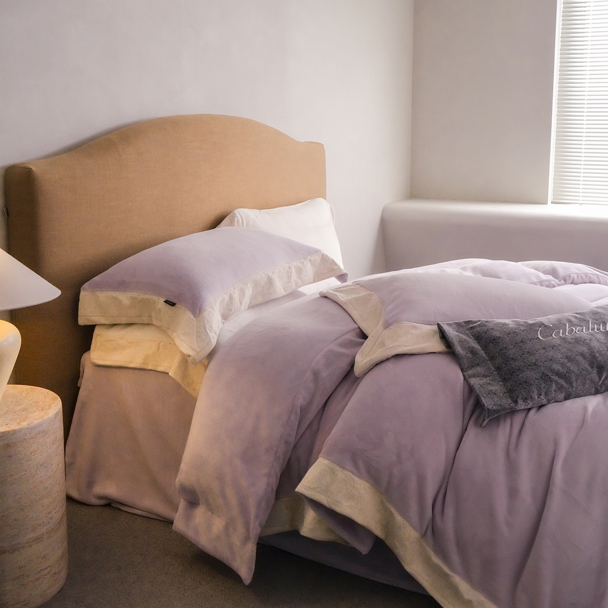 91家纺网 家纺一手货源 找家纺 卡巴伦家纺 2025新款280克全消光绣花拼边四件套-赫莲娜（会员：-30元 控价：458元） 赫莲娜-温柔紫