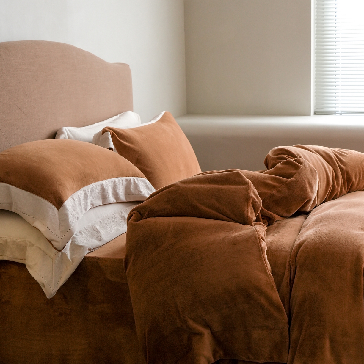 91家纺网 家纺一手货源 找家纺 卡巴伦家纺 2025新款280克全消光绣花拼边四件套-赫莲娜（会员：-30元 控价：458元） 赫莲娜-火山咖