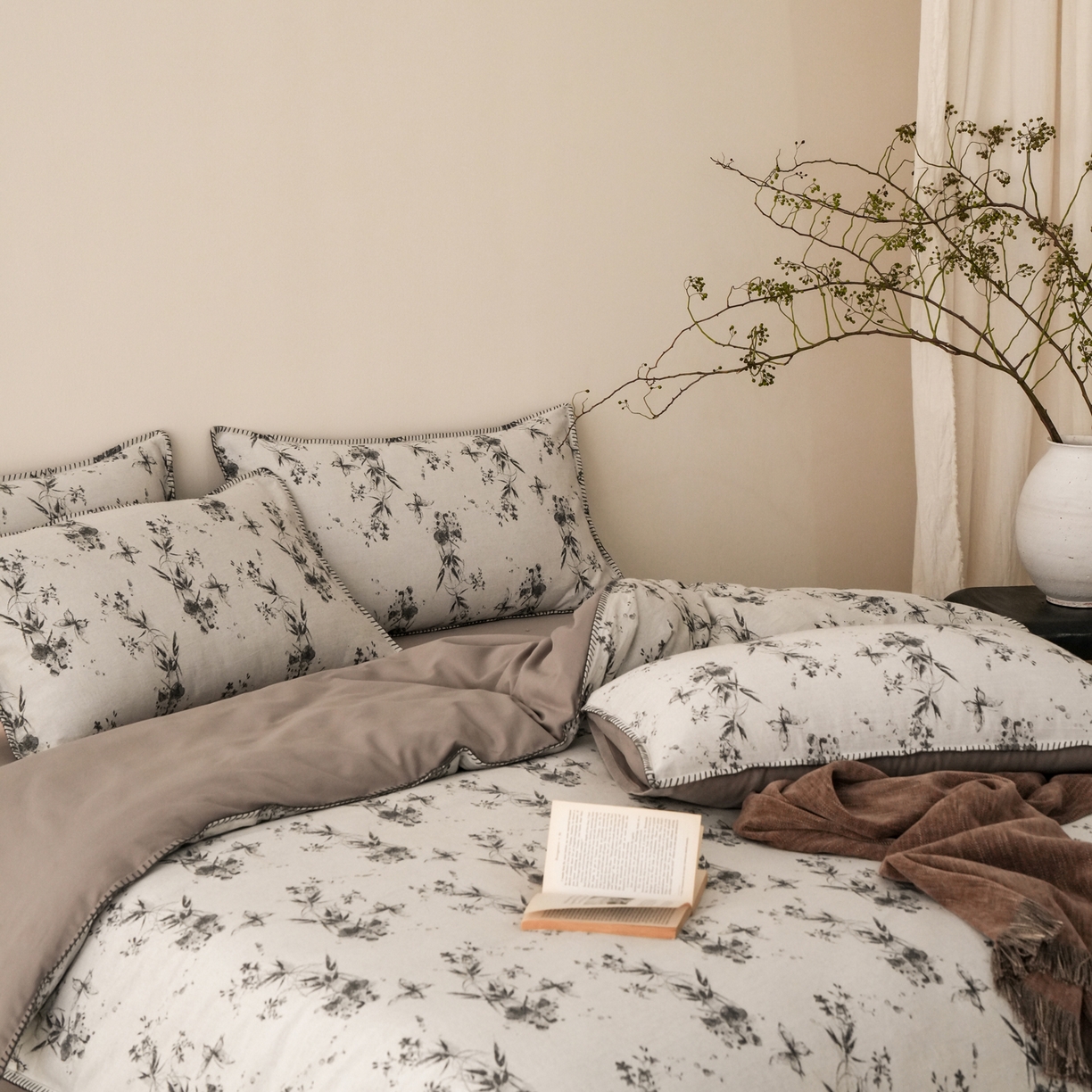 91家纺网 家纺一手货源 找家纺 卡巴伦家纺 2025新款棉麻色织一字针提花四件套（会员：-20元 控价：298元） 草木笙-灰