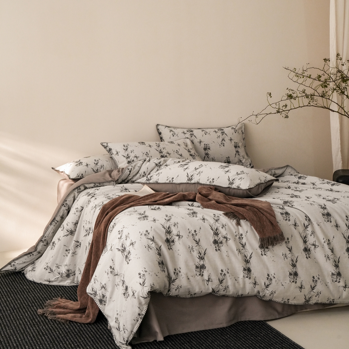 91家纺网 家纺一手货源 找家纺 卡巴伦家纺 2025新款棉麻色织一字针提花四件套（会员：-20元 控价：298元） 草木笙-灰