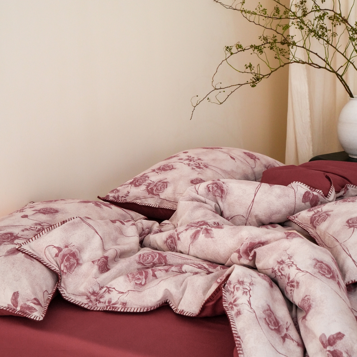 91家纺网 家纺一手货源 找家纺 卡巴伦家纺 2025新款棉麻色织一字针提花四件套（会员：-20元 控价：298元） 花间语-红