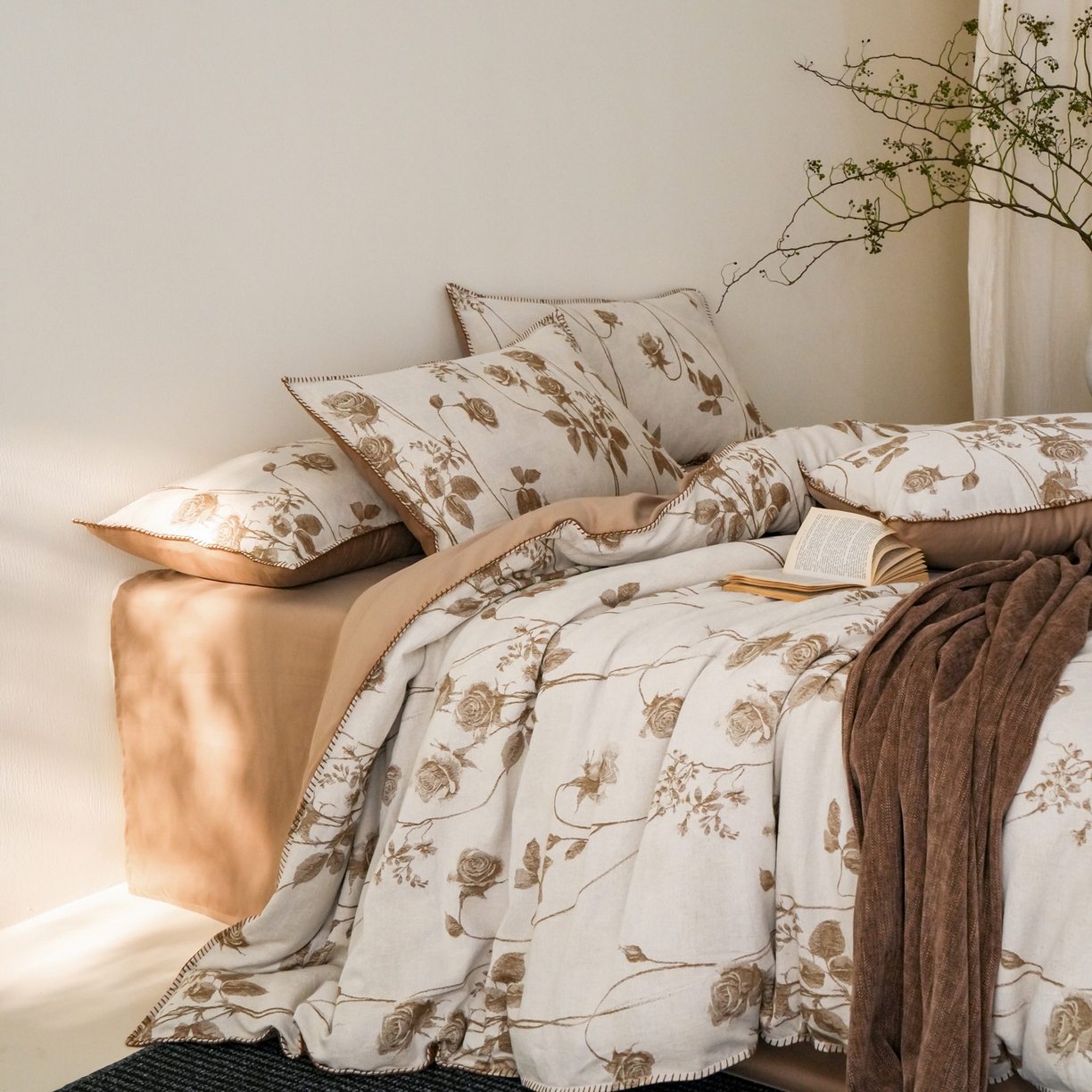 91家纺网 家纺一手货源 找家纺 卡巴伦家纺 2025新款棉麻色织一字针提花四件套（会员：-20元 控价：298元） 花间语-咖