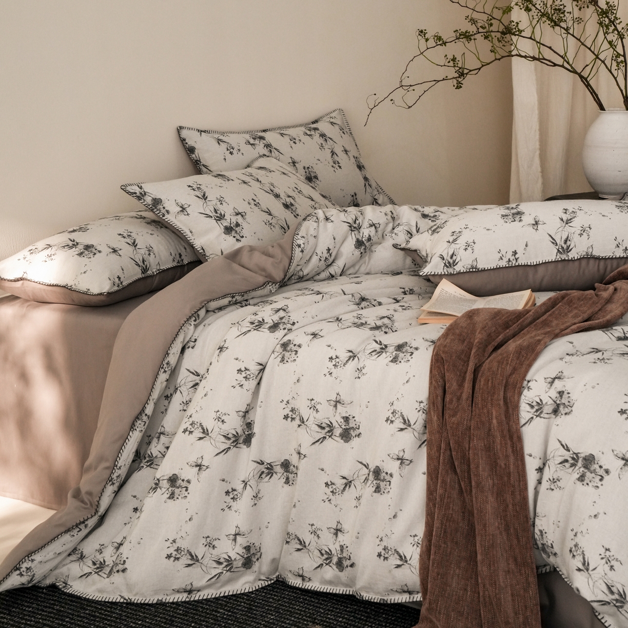 91家纺网 家纺一手货源 找家纺 卡巴伦家纺 2025新款棉麻色织一字针提花四件套（会员：-20元 控价：298元） 草木笙-灰