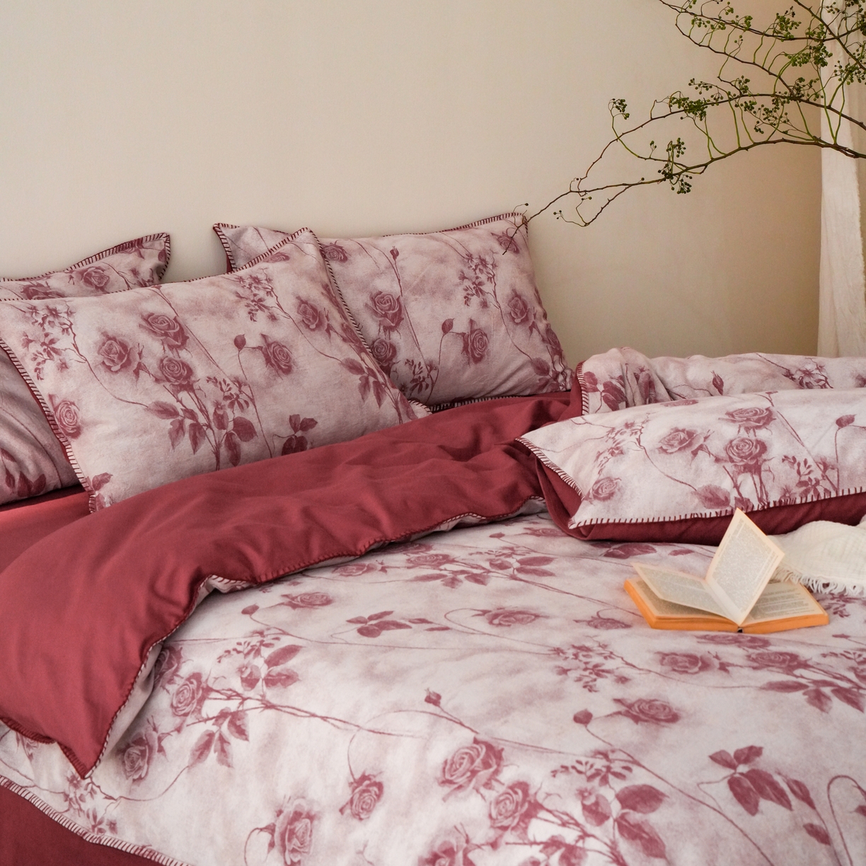 91家纺网 家纺一手货源 找家纺 卡巴伦家纺 2025新款棉麻色织一字针提花四件套（会员：-20元 控价：298元） 花间语-红