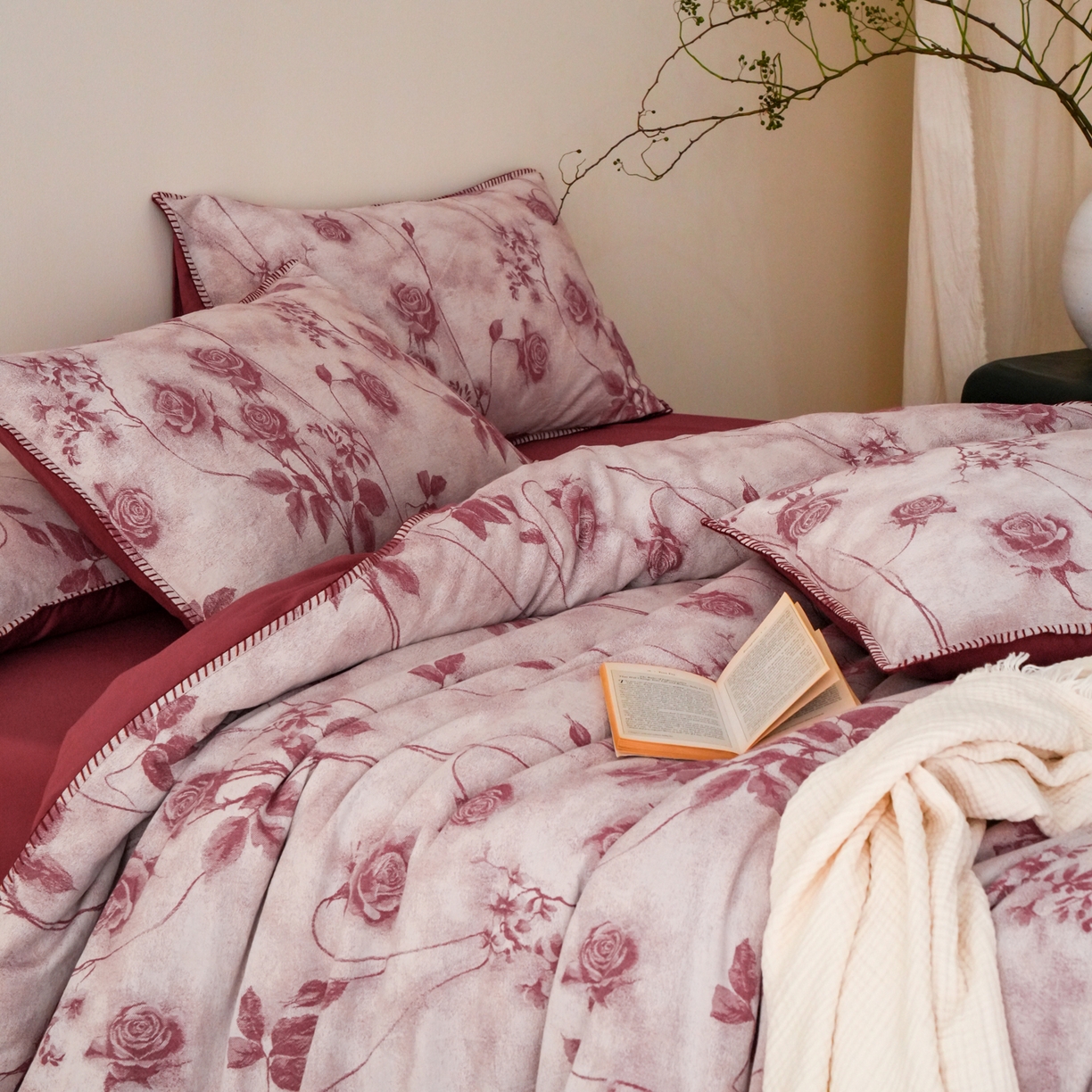 91家纺网 家纺一手货源 找家纺 卡巴伦家纺 2025新款棉麻色织一字针提花四件套（会员：-20元 控价：298元） 花间语-红