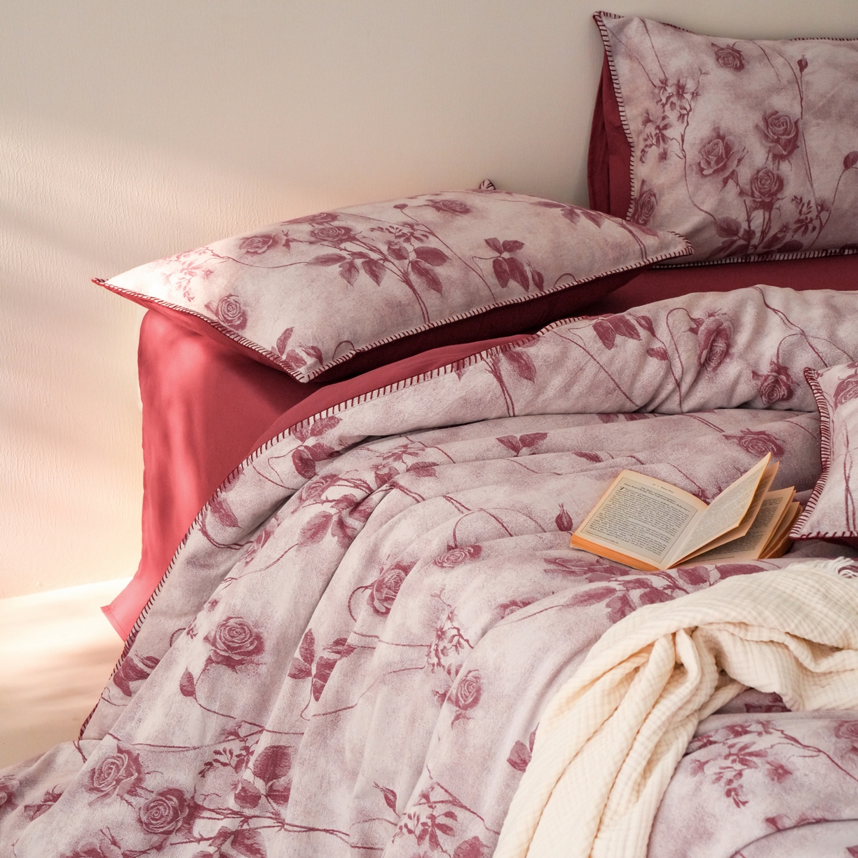 91家纺网 家纺一手货源 找家纺 卡巴伦家纺 2025新款棉麻色织一字针提花四件套（会员：-20元 控价：298元） 花间语-红