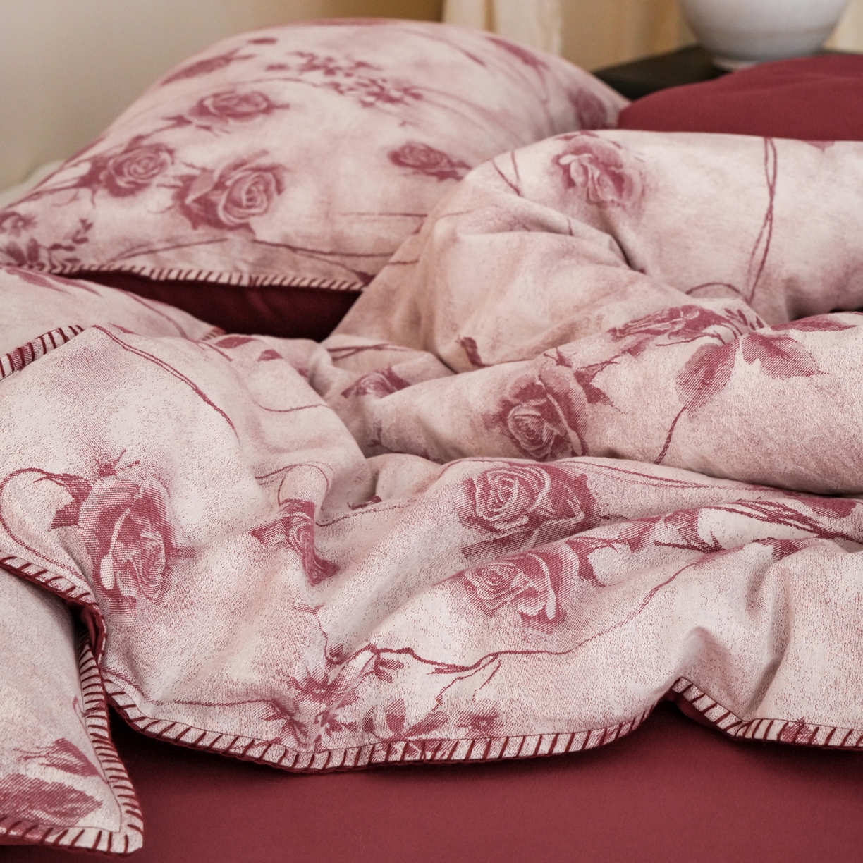 91家纺网 家纺一手货源 找家纺 卡巴伦家纺 2025新款棉麻色织一字针提花四件套（会员：-20元 控价：298元） 花间语-红