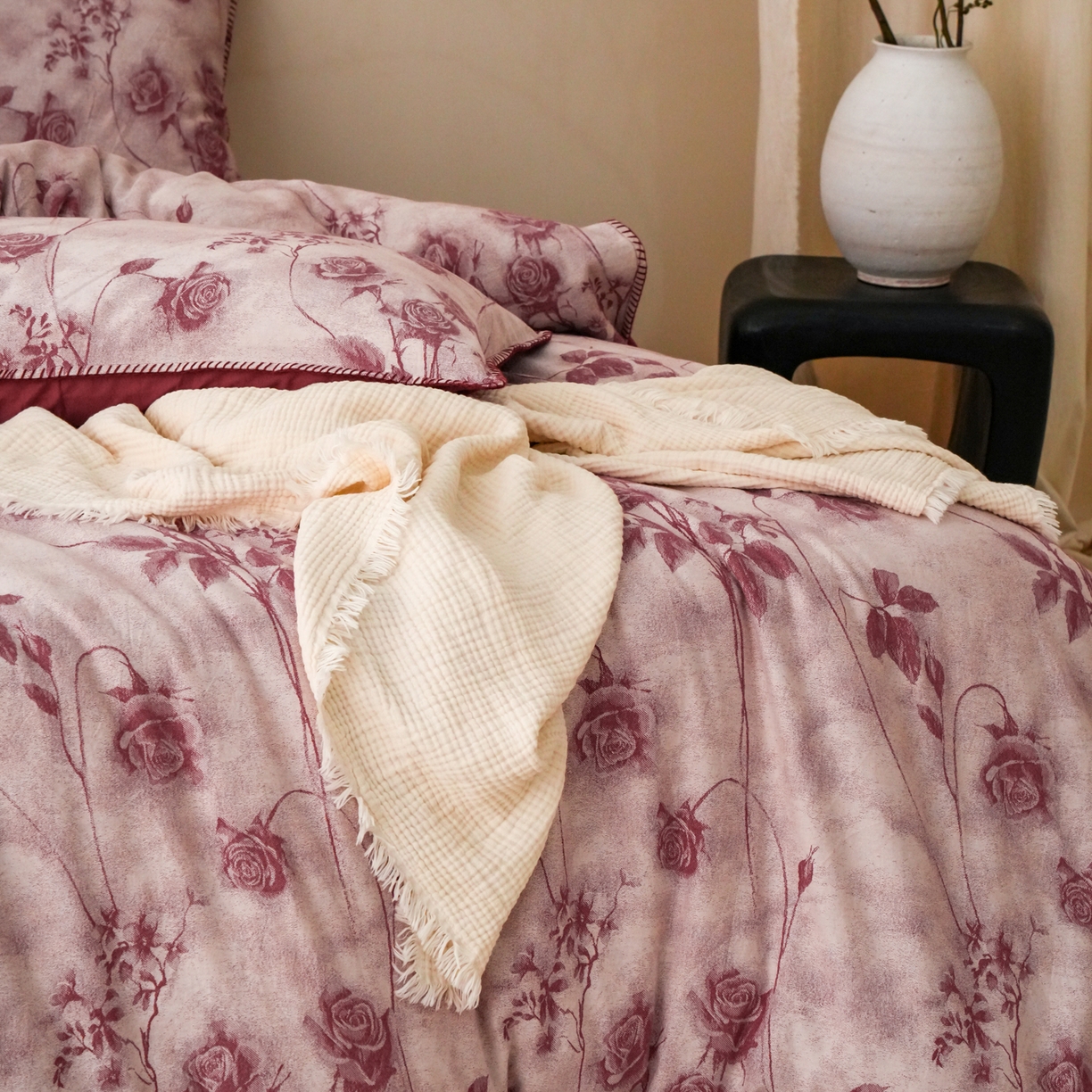 91家纺网 家纺一手货源 找家纺 卡巴伦家纺 2025新款棉麻色织一字针提花四件套（会员：-20元 控价：298元） 花间语-红