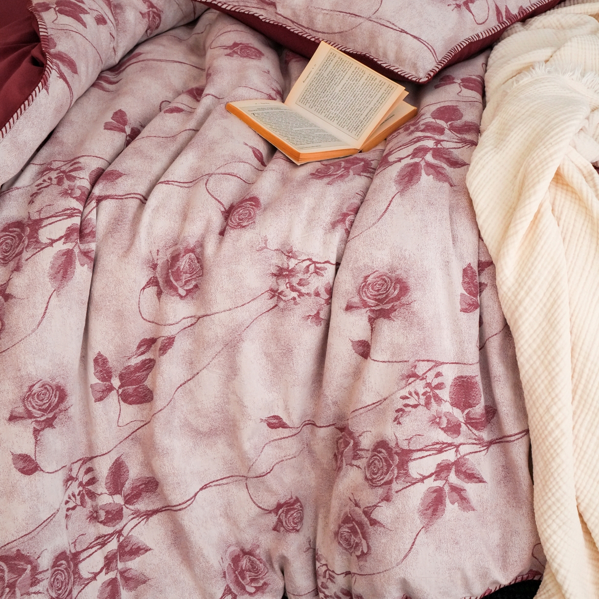 91家纺网 家纺一手货源 找家纺 卡巴伦家纺 2025新款棉麻色织一字针提花四件套（会员：-20元 控价：298元） 花间语-红