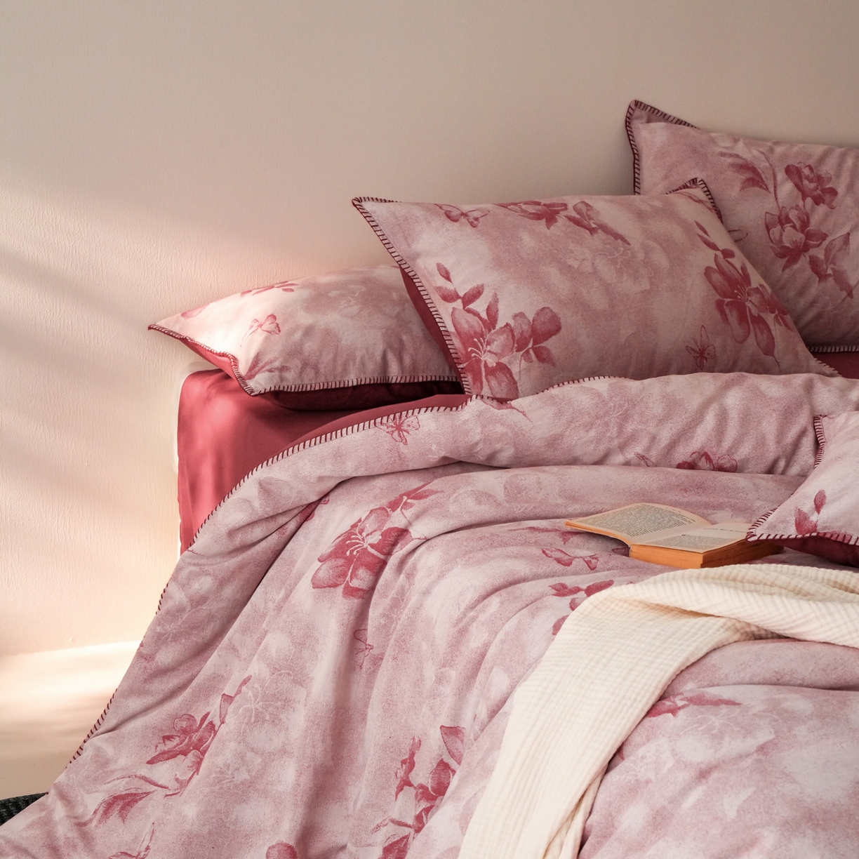 91家纺网 家纺一手货源 找家纺 卡巴伦家纺 2025新款棉麻色织一字针提花四件套（会员：-20元 控价：298元） 芳叶红