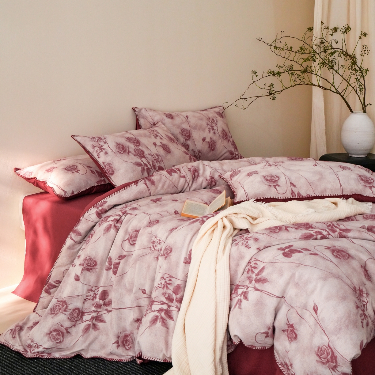 91家纺网 家纺一手货源 找家纺 卡巴伦家纺 2025新款棉麻色织一字针提花四件套（会员：-20元 控价：298元） 花间语-红