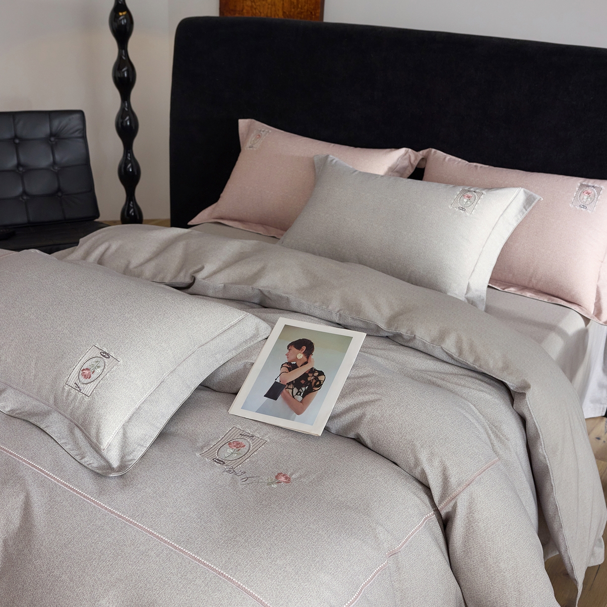 91家纺网 家纺一手货源 找家纺 榻尚家居 2025秋冬新品纯棉贡缎磨毛绣花工艺款四件套-盛夏玫瑰 （控价：398） 盛夏玫瑰 灰