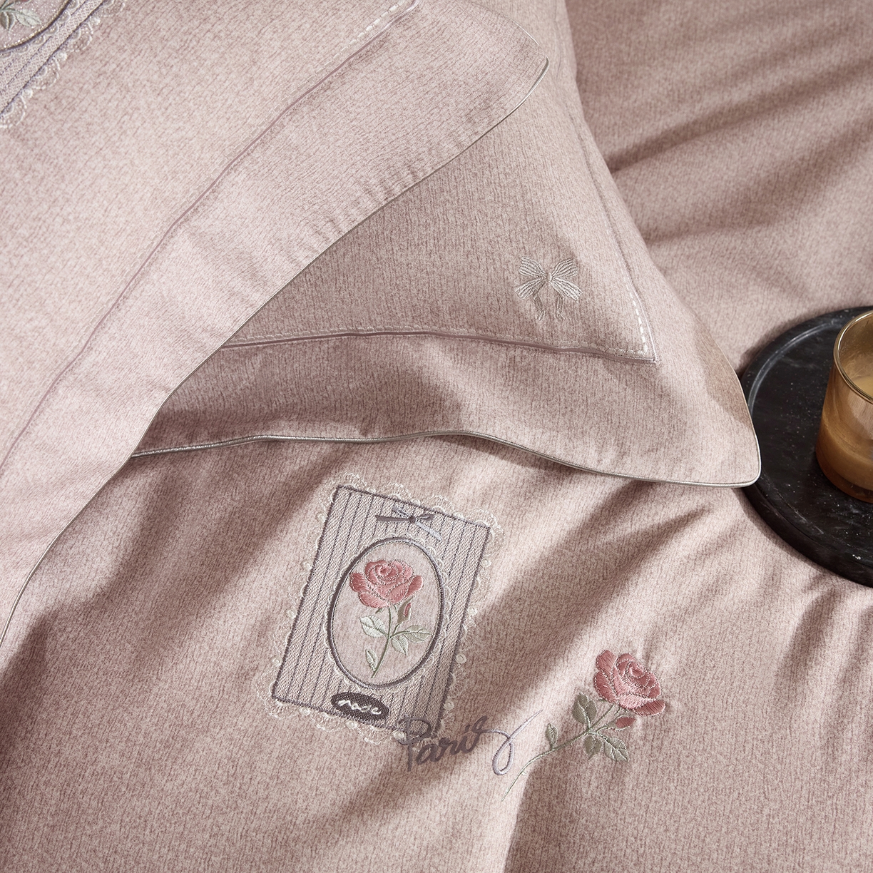 91家纺网 家纺一手货源 找家纺 榻尚家居 2025秋冬新品纯棉贡缎磨毛绣花工艺款四件套-盛夏玫瑰 （控价：398） 盛夏玫瑰 杏紫色