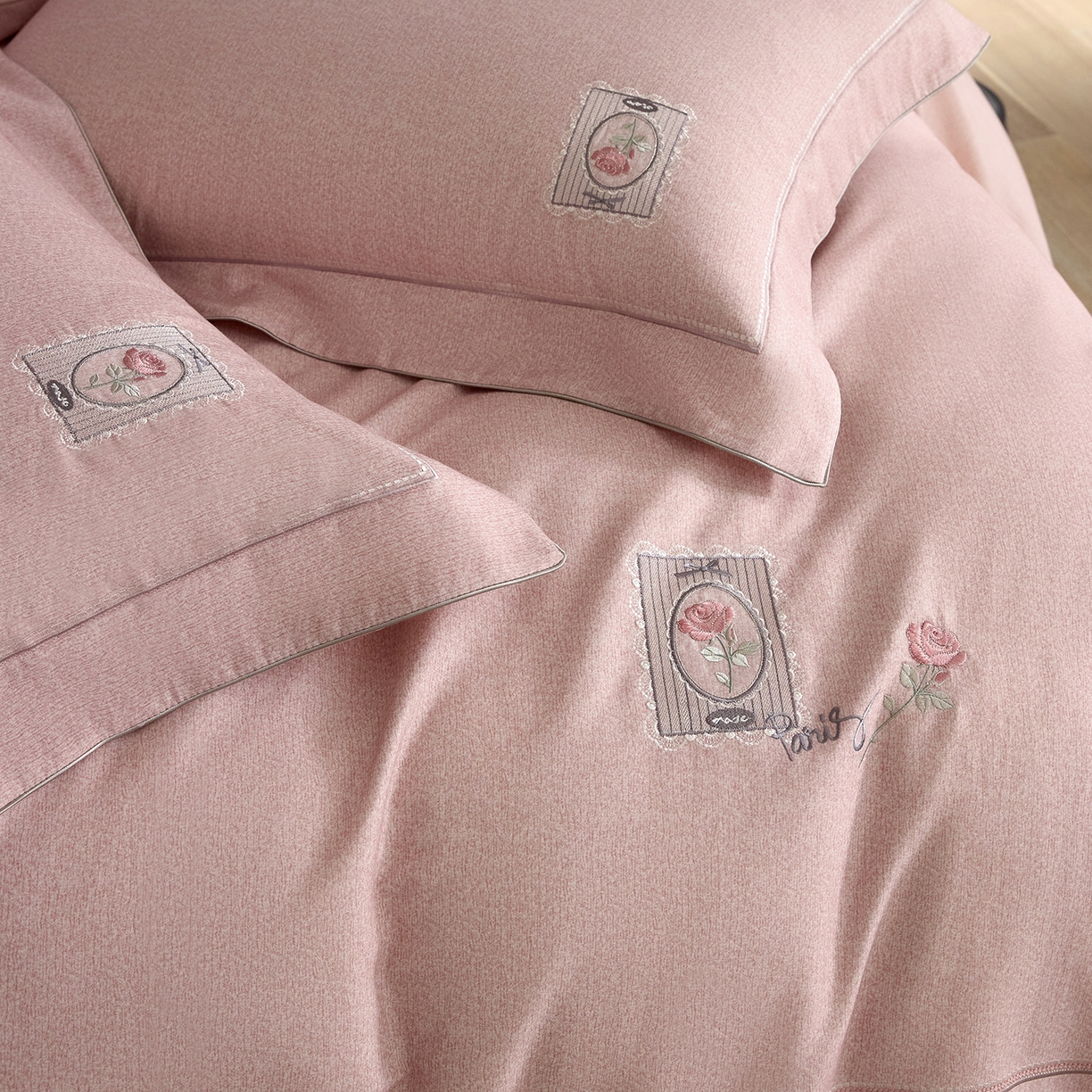 91家纺网 家纺一手货源 找家纺 （总）榻尚家居 2025秋冬新品纯棉贡缎磨毛绣花工艺款四件套-盛夏玫瑰 （控价：398）