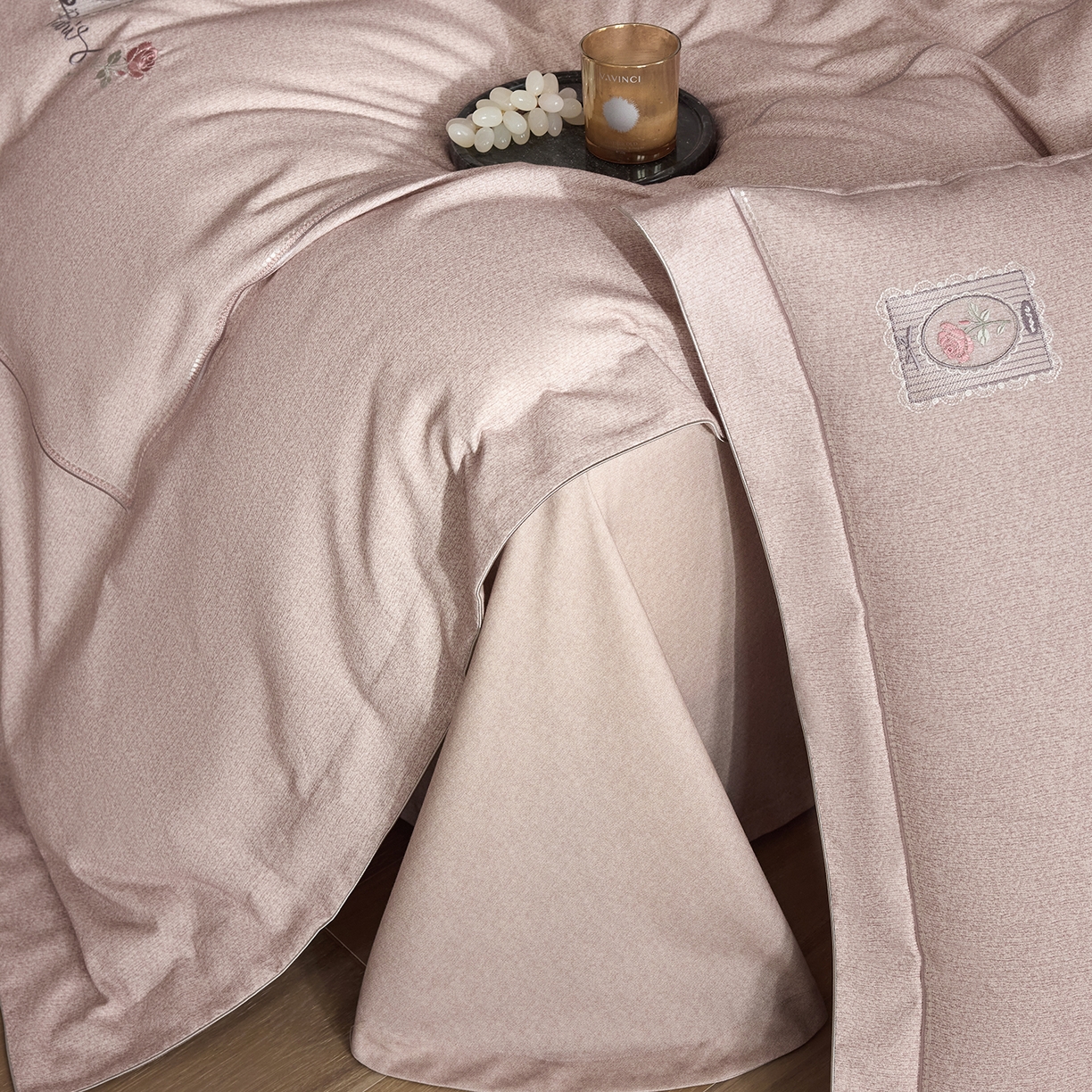 91家纺网 家纺一手货源 找家纺 榻尚家居 2025秋冬新品纯棉贡缎磨毛绣花工艺款四件套-盛夏玫瑰 （控价：398） 盛夏玫瑰 杏紫色