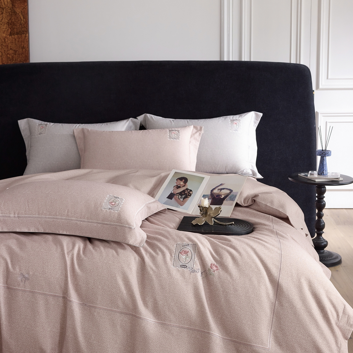 91家纺网 家纺一手货源 找家纺 榻尚家居 2025秋冬新品纯棉贡缎磨毛绣花工艺款四件套-盛夏玫瑰 （控价：398） 盛夏玫瑰 杏紫色