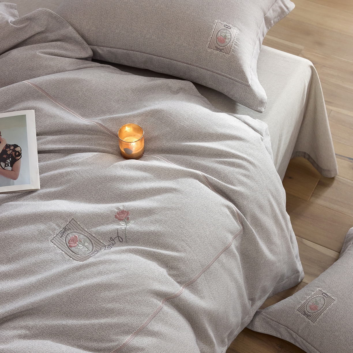 91家纺网 家纺一手货源 找家纺 榻尚家居 2025秋冬新品纯棉贡缎磨毛绣花工艺款四件套-盛夏玫瑰 （控价：398） 盛夏玫瑰 灰