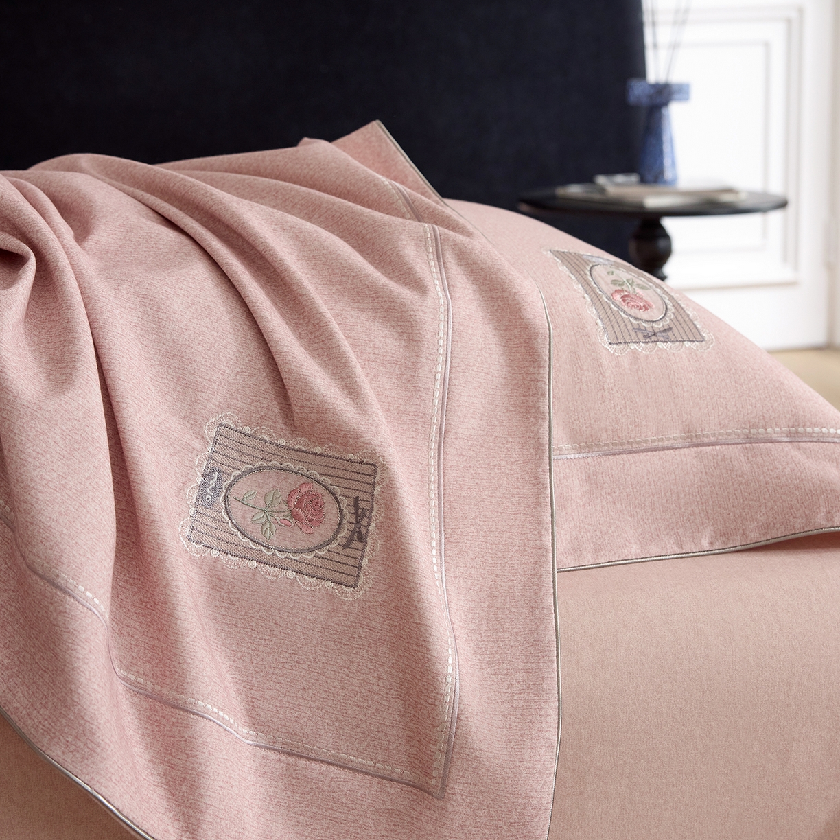 91家纺网 家纺一手货源 找家纺 （总）榻尚家居 2025秋冬新品纯棉贡缎磨毛绣花工艺款四件套-盛夏玫瑰 （控价：398）