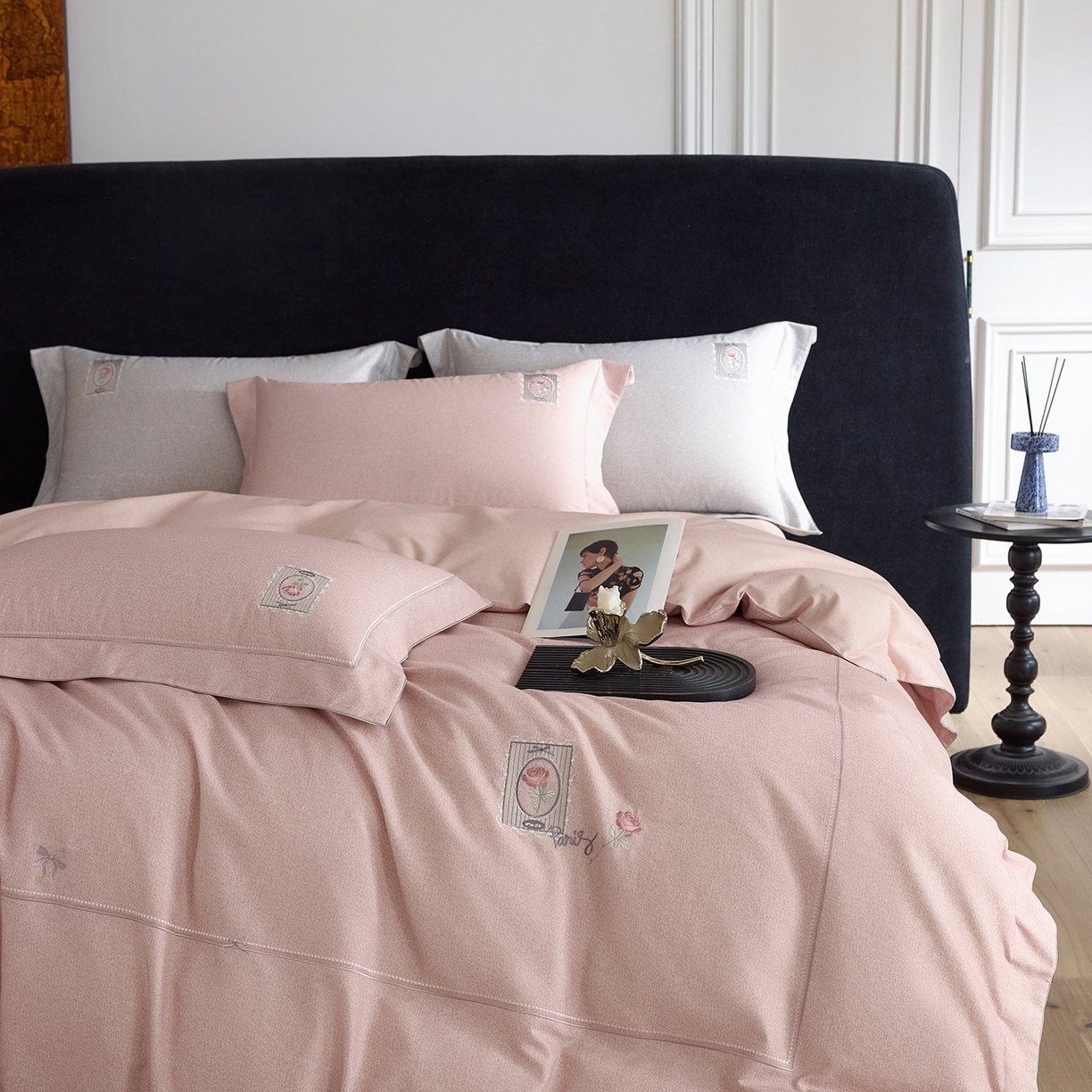 91家纺网 家纺一手货源 找家纺 榻尚家居 2025秋冬新品纯棉贡缎磨毛绣花工艺款四件套-盛夏玫瑰 （控价：398） 盛夏玫瑰  粉色