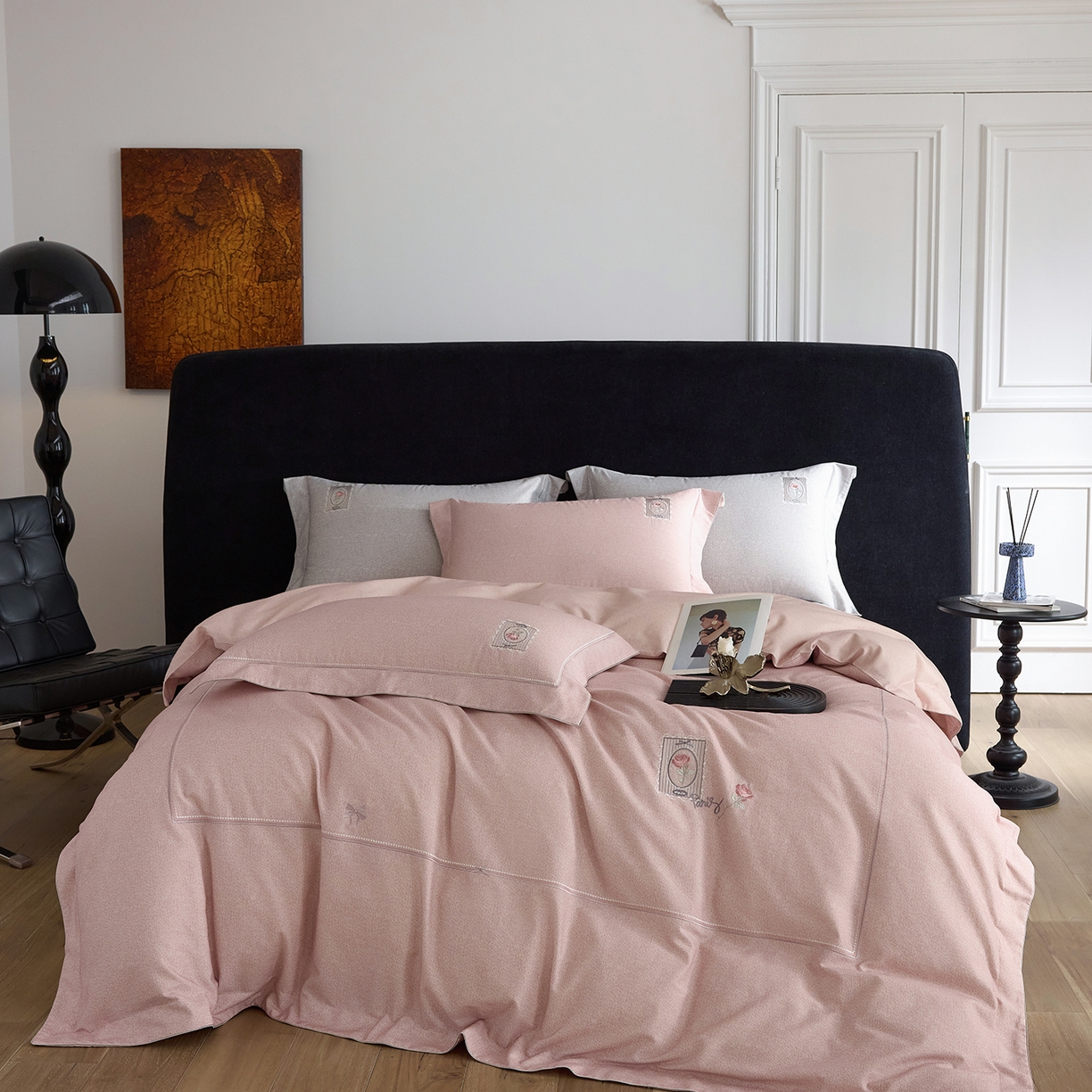 91家纺网 家纺一手货源 找家纺 榻尚家居 2025秋冬新品纯棉贡缎磨毛绣花工艺款四件套-盛夏玫瑰 （控价：398） 盛夏玫瑰  粉色