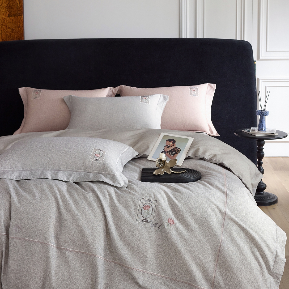 91家纺网 家纺一手货源 找家纺 榻尚家居 2025秋冬新品纯棉贡缎磨毛绣花工艺款四件套-盛夏玫瑰 （控价：398） 盛夏玫瑰 灰