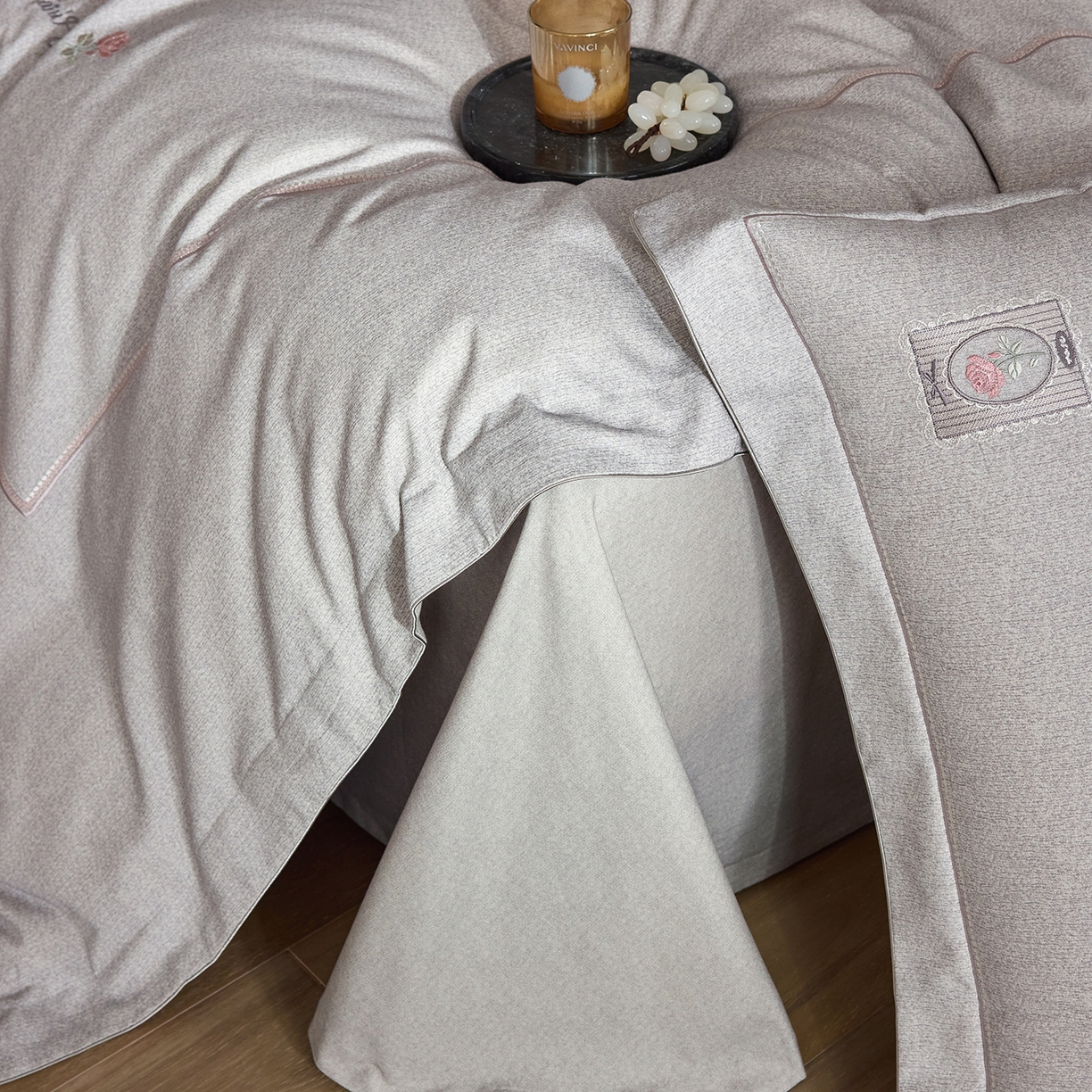 91家纺网 家纺一手货源 找家纺 榻尚家居 2025秋冬新品纯棉贡缎磨毛绣花工艺款四件套-盛夏玫瑰 （控价：398） 盛夏玫瑰 灰