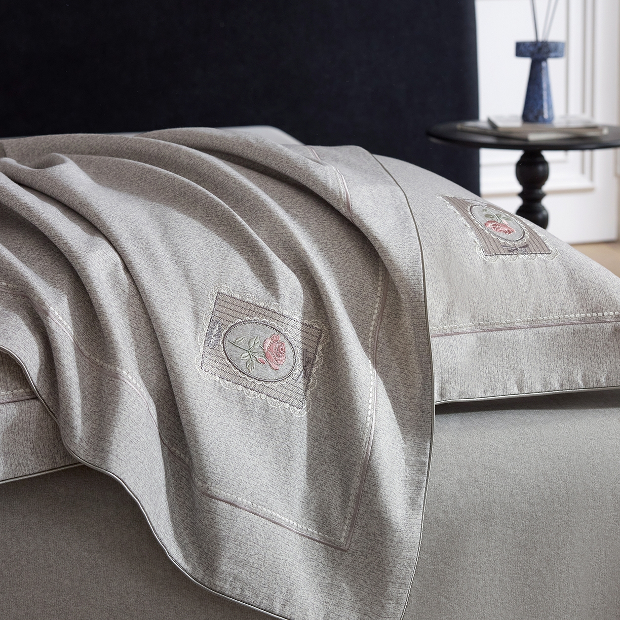 91家纺网 家纺一手货源 找家纺 榻尚家居 2025秋冬新品纯棉贡缎磨毛绣花工艺款四件套-盛夏玫瑰 （控价：398） 盛夏玫瑰 灰