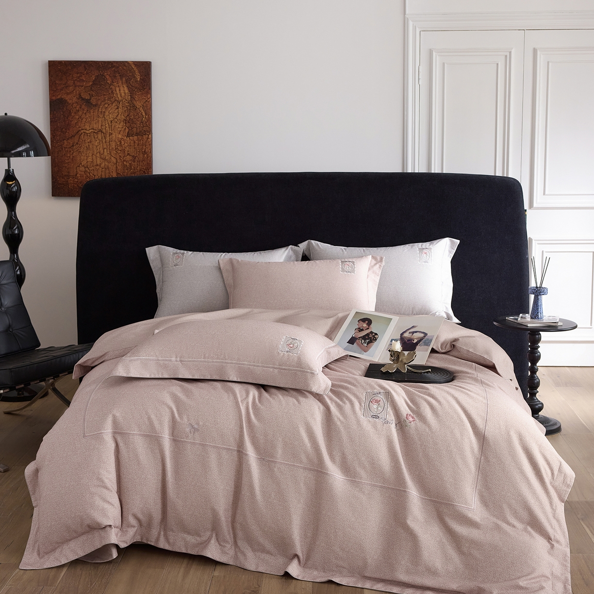 91家纺网 家纺一手货源 找家纺 榻尚家居 2025秋冬新品纯棉贡缎磨毛绣花工艺款四件套-盛夏玫瑰 （控价：398） 盛夏玫瑰 杏紫色