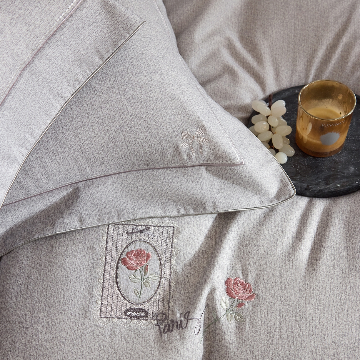 91家纺网 家纺一手货源 找家纺 榻尚家居 2025秋冬新品纯棉贡缎磨毛绣花工艺款四件套-盛夏玫瑰 （控价：398） 盛夏玫瑰 灰