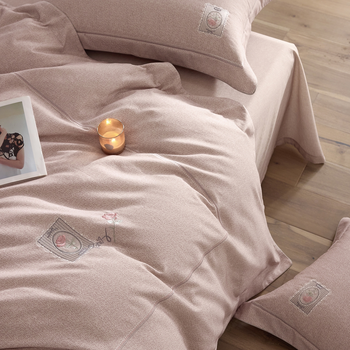 91家纺网 家纺一手货源 找家纺 榻尚家居 2025秋冬新品纯棉贡缎磨毛绣花工艺款四件套-盛夏玫瑰 （控价：398） 盛夏玫瑰 杏紫色