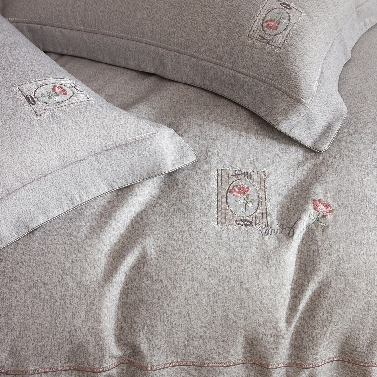 91家纺网 家纺一手货源 找家纺 榻尚家居 2025秋冬新品纯棉贡缎磨毛绣花工艺款四件套-盛夏玫瑰 （控价：398） 盛夏玫瑰 灰