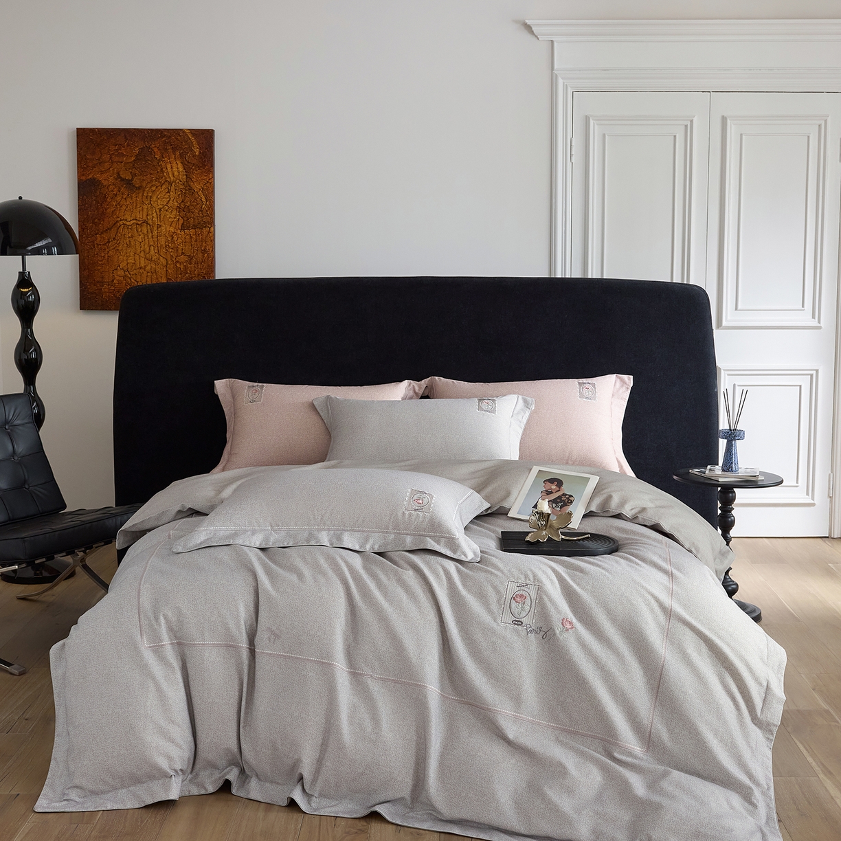 91家纺网 家纺一手货源 找家纺 榻尚家居 2025秋冬新品纯棉贡缎磨毛绣花工艺款四件套-盛夏玫瑰 （控价：398） 盛夏玫瑰 灰