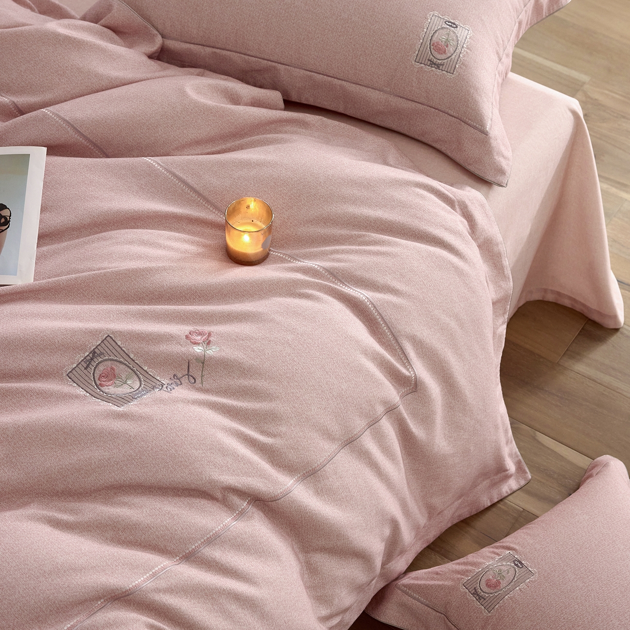 91家纺网 家纺一手货源 找家纺 （总）榻尚家居 2025秋冬新品纯棉贡缎磨毛绣花工艺款四件套-盛夏玫瑰 （控价：398）