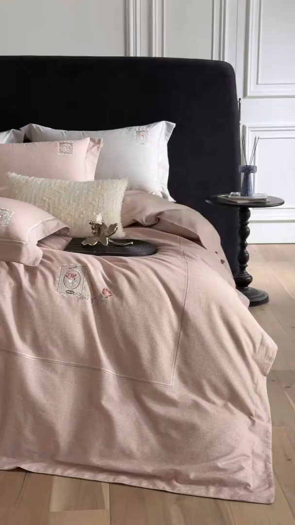 91家纺网 家纺一手货源 找家纺 榻尚家居 2025秋冬新品纯棉贡缎磨毛绣花工艺款四件套-盛夏玫瑰 （控价：398） 盛夏玫瑰 杏紫色