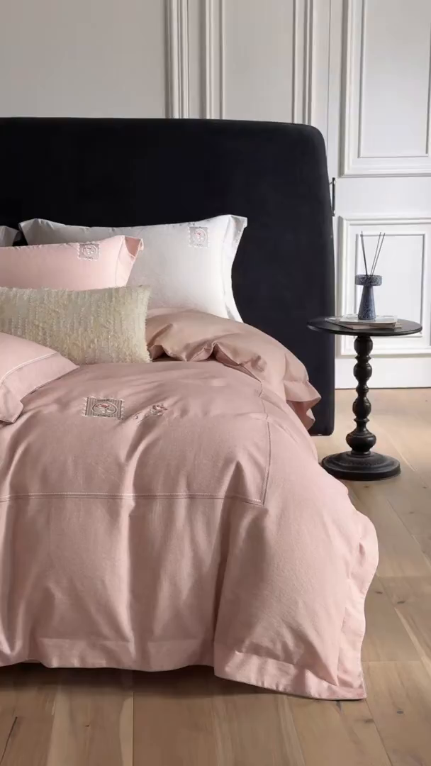 91家纺网 家纺一手货源 找家纺 榻尚家居 2025秋冬新品纯棉贡缎磨毛绣花工艺款四件套-盛夏玫瑰 （控价：398） 盛夏玫瑰  粉色