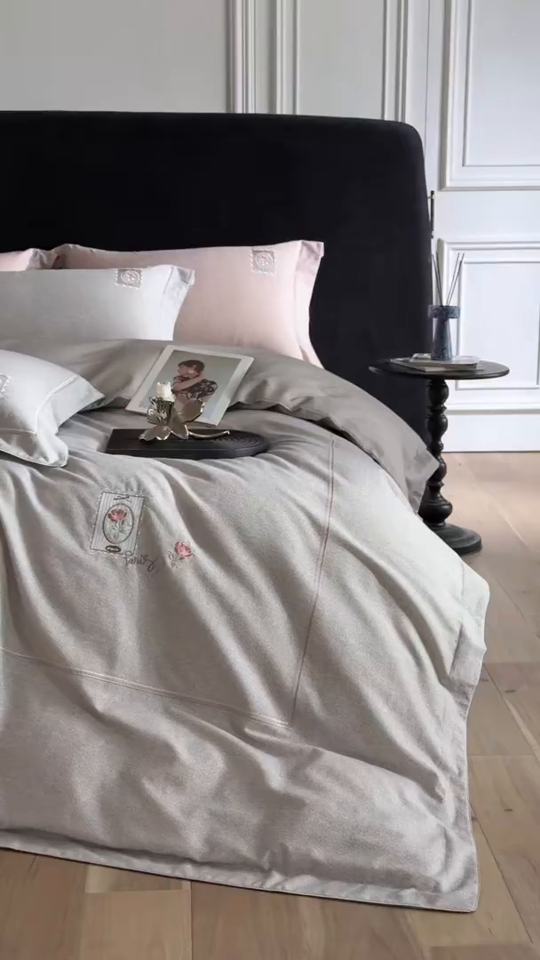 91家纺网 家纺一手货源 找家纺 榻尚家居 2025秋冬新品纯棉贡缎磨毛绣花工艺款四件套-盛夏玫瑰 （控价：398） 盛夏玫瑰 灰