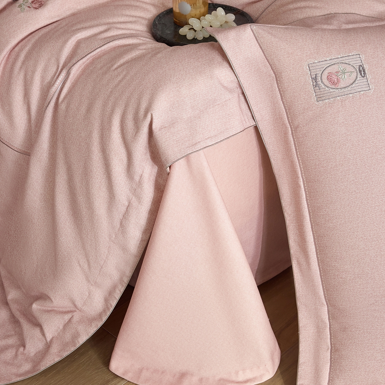 91家纺网 家纺一手货源 找家纺 （总）榻尚家居 2025秋冬新品纯棉贡缎磨毛绣花工艺款四件套-盛夏玫瑰 （控价：398）